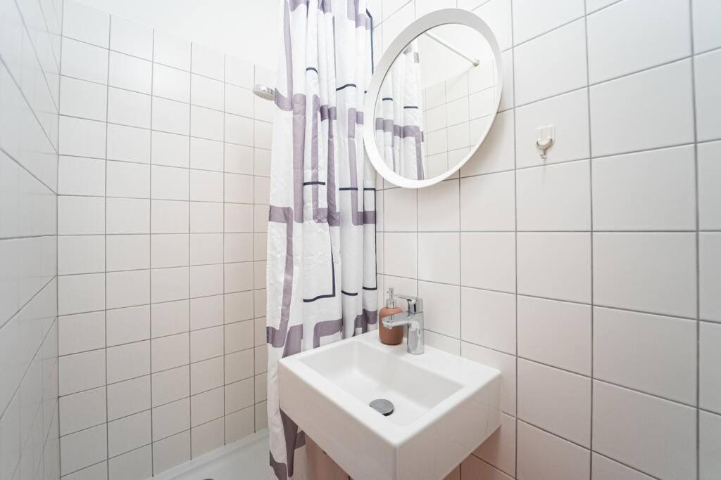 Апартаменты Mini Studio In Masaryk Quarter - Брно Экстерьер фото